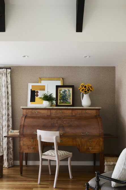 bedroom-interior-design-wooden-desk-antique-2