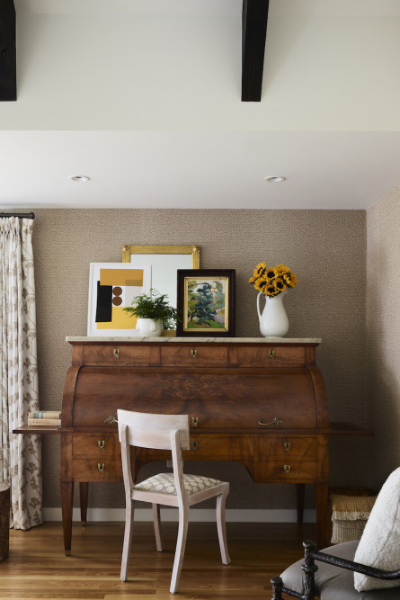 bedroom-interior-design-wooden-desk-antique