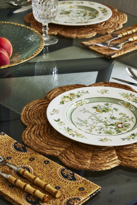 dining-table-place-setting-close-up